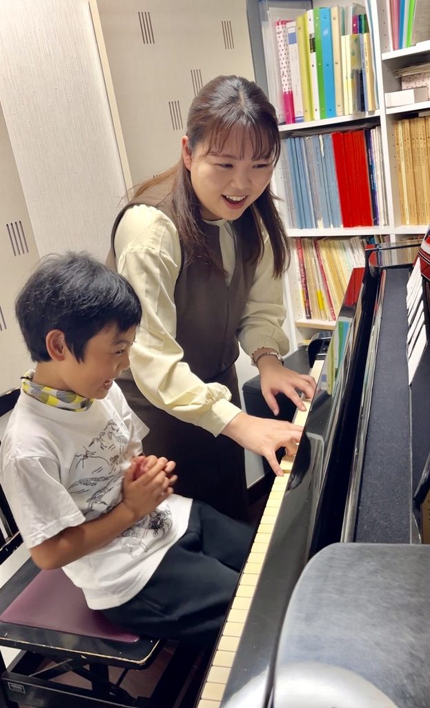 子ども　ピアノレッスン画像１